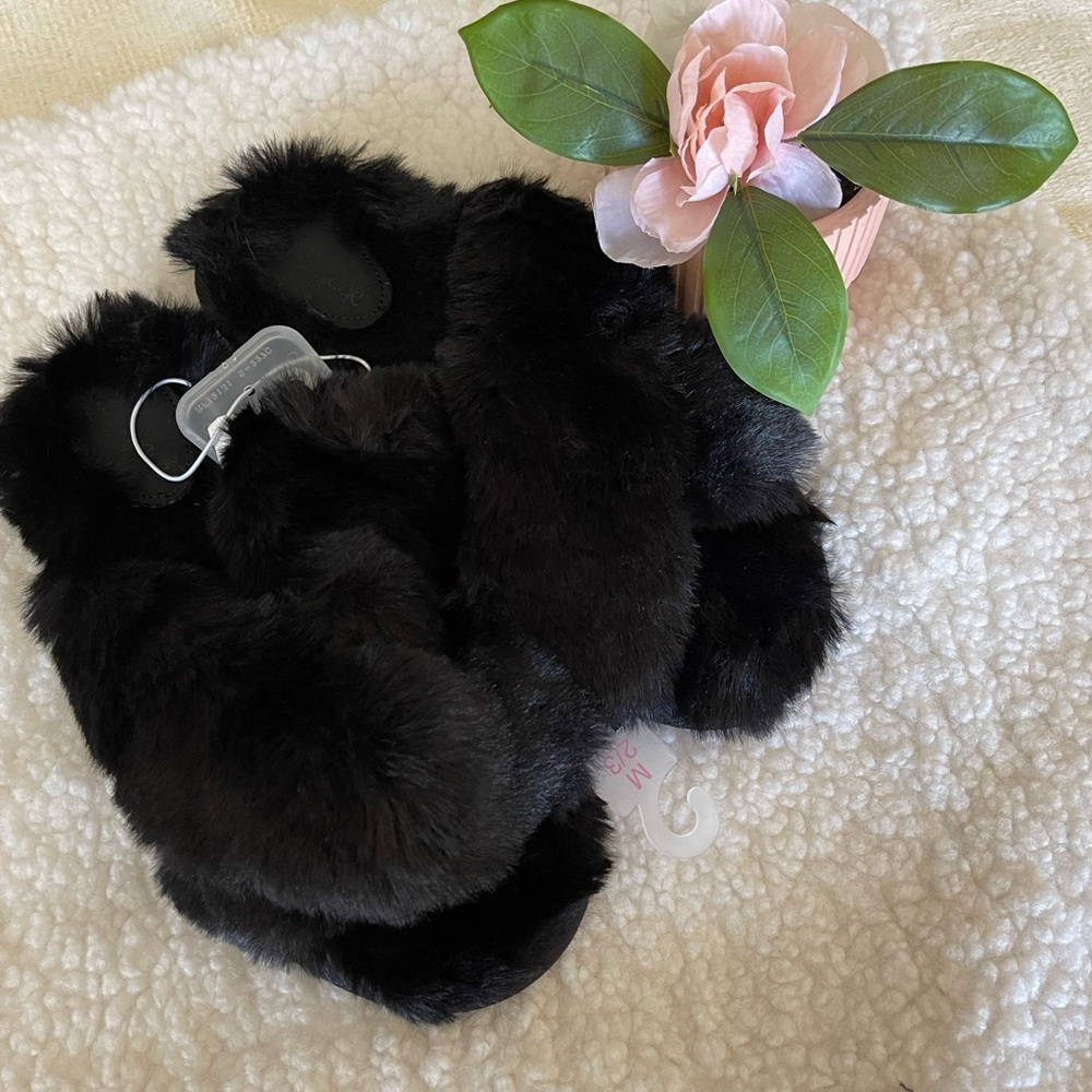 COPY - NWT Girls' Criss Cross Fuzzy Slippers Black - SIZe S 13/1